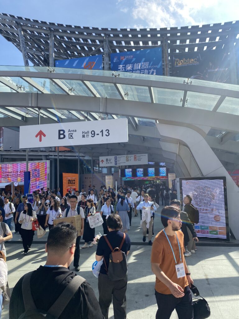 Entrada principal de la Feria de Cantón en Guangzhou, China, con visitantes ingresando al evento